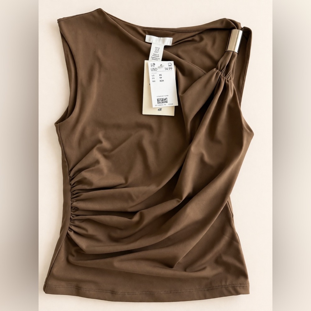 Trendy Body Contouring Top – XS – NWT Looks like Aritzia but for way less.